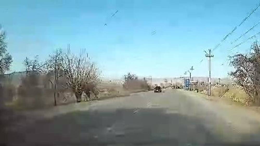 На трассе Бишкек—Ош фура выехала на встречку и едва не создала аварию. Видео