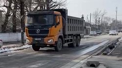 Грузовики уничтожают дорогу по Астраханской. Видео