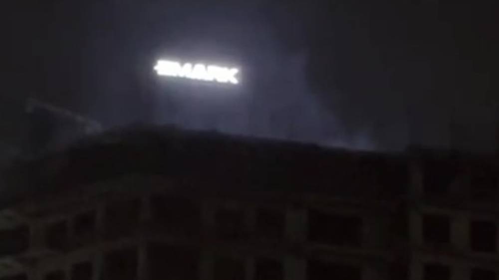 Дым из строящегося дома. Видео горожанина