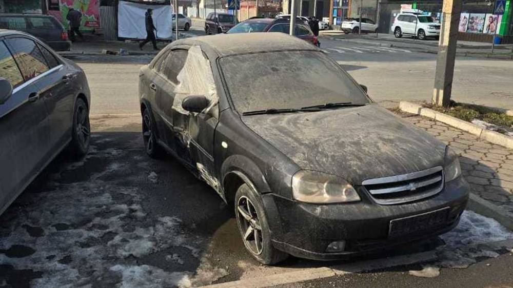 На парковке на Уметалиева полгода стоит «помятый» после аварии автомобиль. Фото