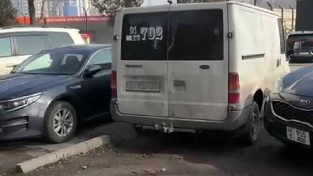 Зеленую зону на Тоголок Молдо уничтожили и превратили в парковку. Видео