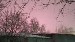 Кто-то играет с «подсветкой» неба над Бишкеком. Видео горожанина