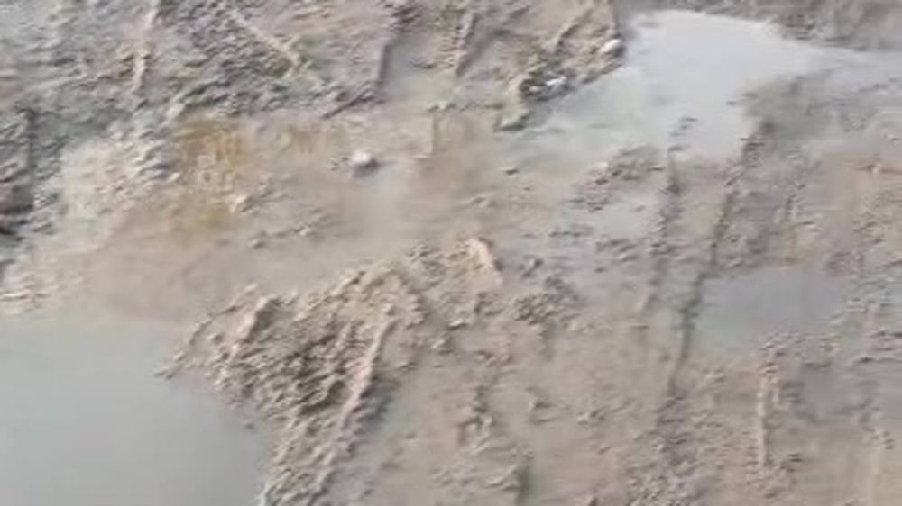 В Сокулуке питьевая вода затопила дорогу, которая превратилась в арык. Видео