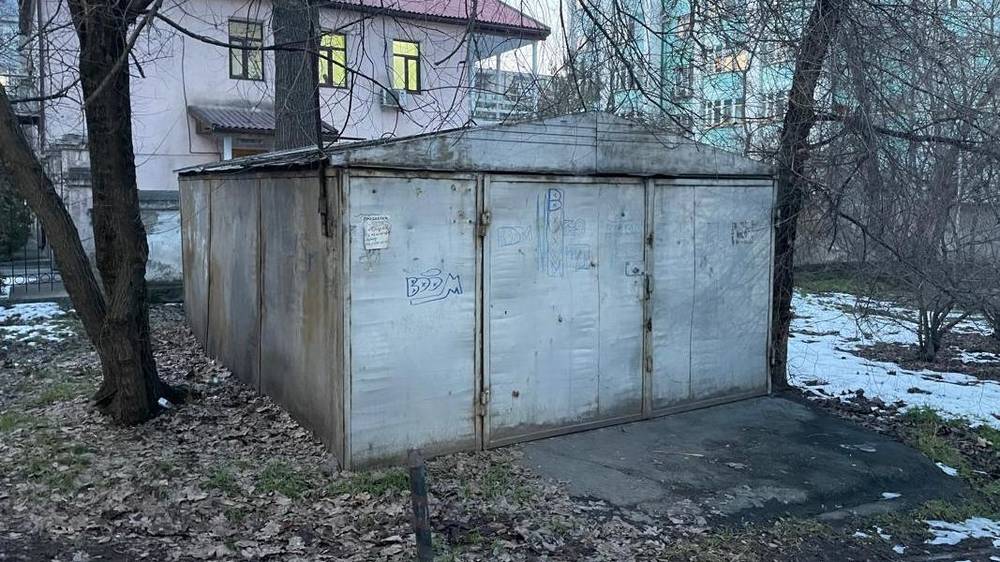 Законно ли во дворе дома по Чуйкова стоят гаражи? Фото горожанина