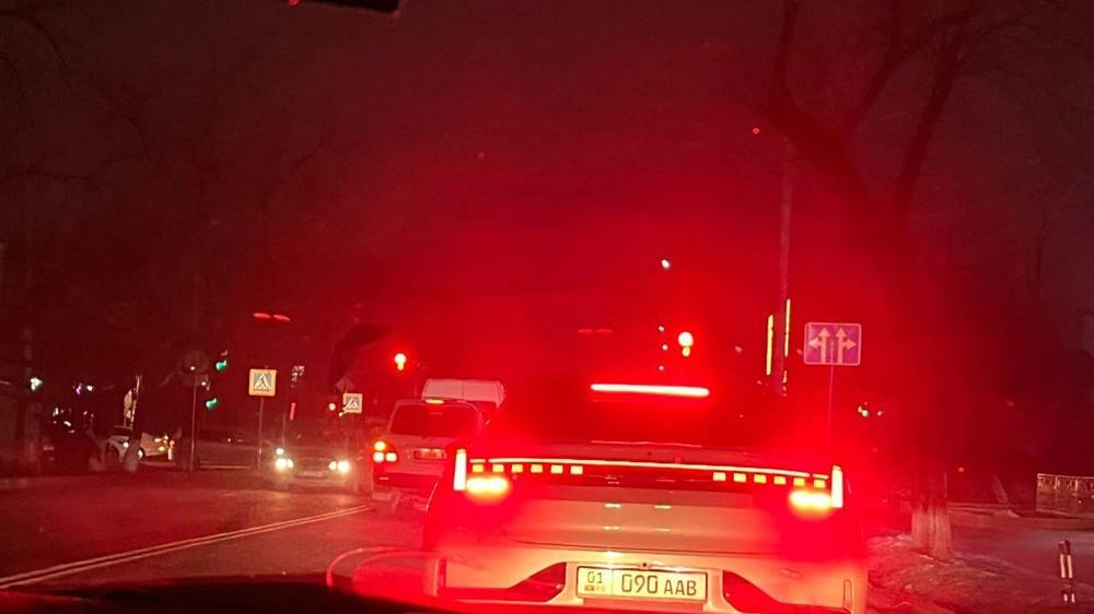 Возле школы на Горького освещение только с одной стороны. Фото