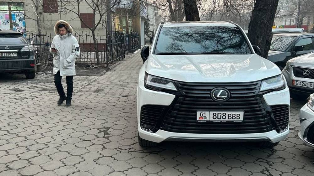 Lexus LX600 со штрафами более 23 000 сомов припаркован на тротуаре. Фото