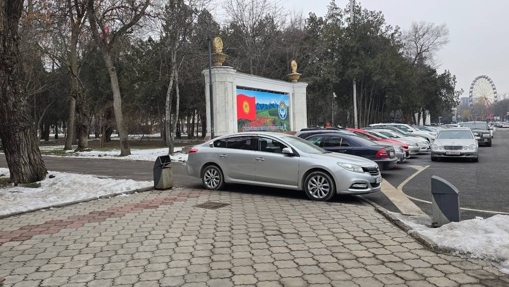«Рено Самсунг» стоит на тротуаре. Фото