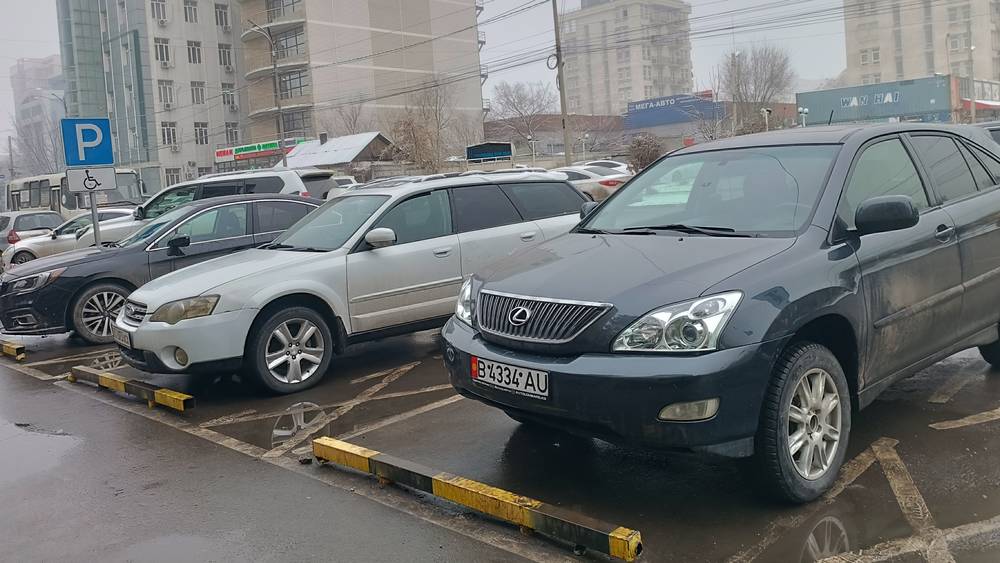 Парковка для ЛОВЗ у диагностического центра постоянно занята. Фото горожанина