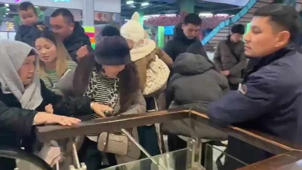 В «Азия Молл» звучит сирена, посетителей эвакуируют. Видео
