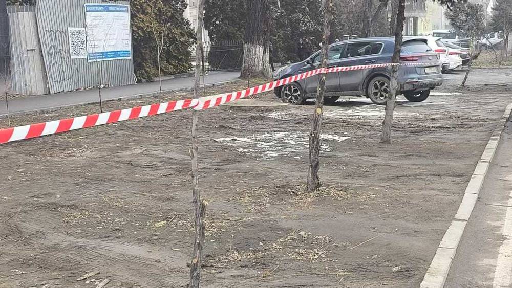 Зеленую зону на Тоголок Молдо огородили лентой, 7 водителей оштрафовали на 38,5 тыс. сомов. Фото мэрии