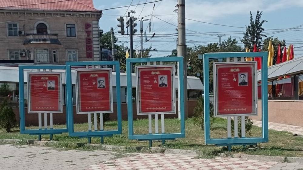 Житель столицы просит заменить стенды с героями ВОВ в центре Бишкека на ситиборды