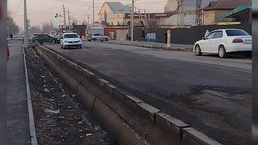 Асфальт на улице Ауэзова чуть выше улицы Анкара разрушен