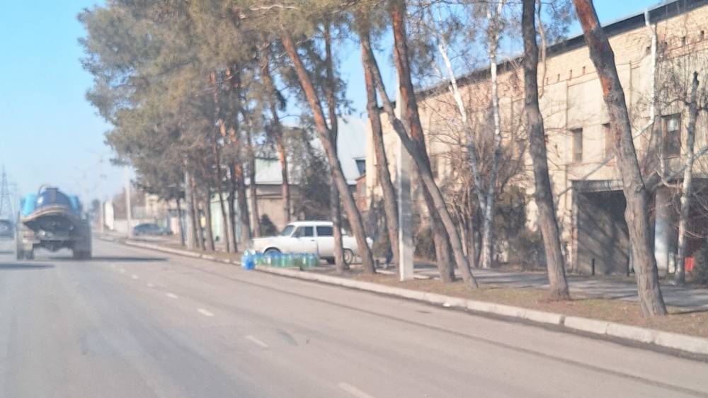 На Профсоюзной продолжают стихийно продавать ГСМ. Фото
