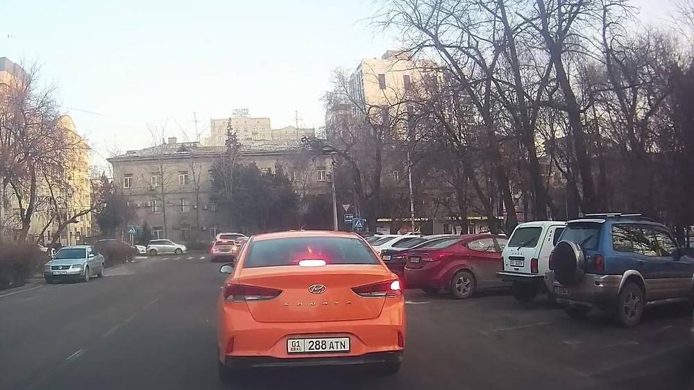 Бус за полминуты проехал по встречке по двум улицам. Видео