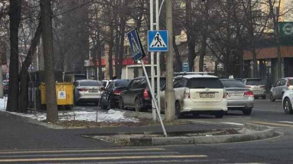 «Бишкекасфальтсервис» отремонтировал дорожный знак на Токтогула