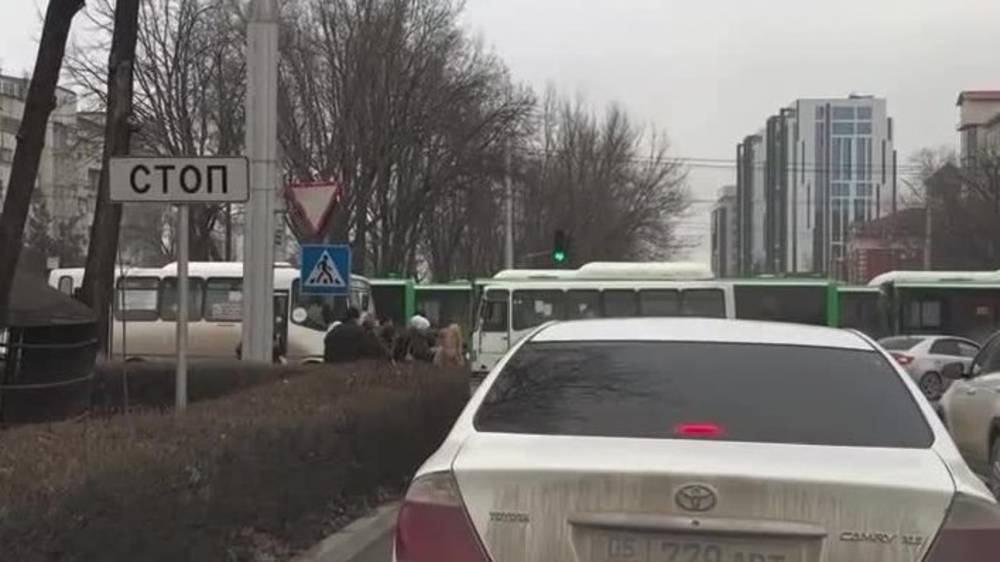 Автобусы блокируют движение на Чуй—Ибраимова. Видео горожанина