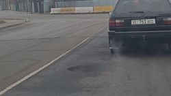 Дорога на мосту по ул.Фрунзе весь в ямах. Фото