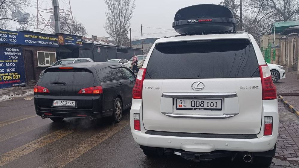 Lexus GX460 оставили на тротуаре. Фото