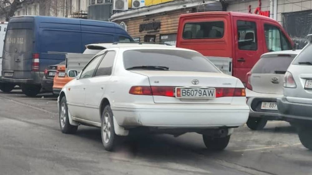 Парковка в три ряда возле рынка «Ак-Эмир». Фото