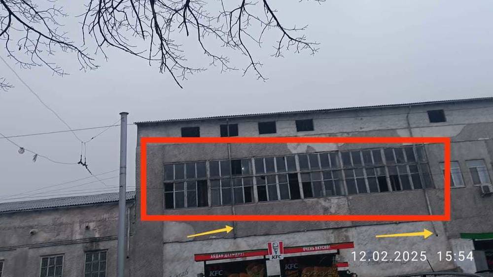 Горожанин просит владельцев завода «Арпа» привести в порядок остекление. Фото