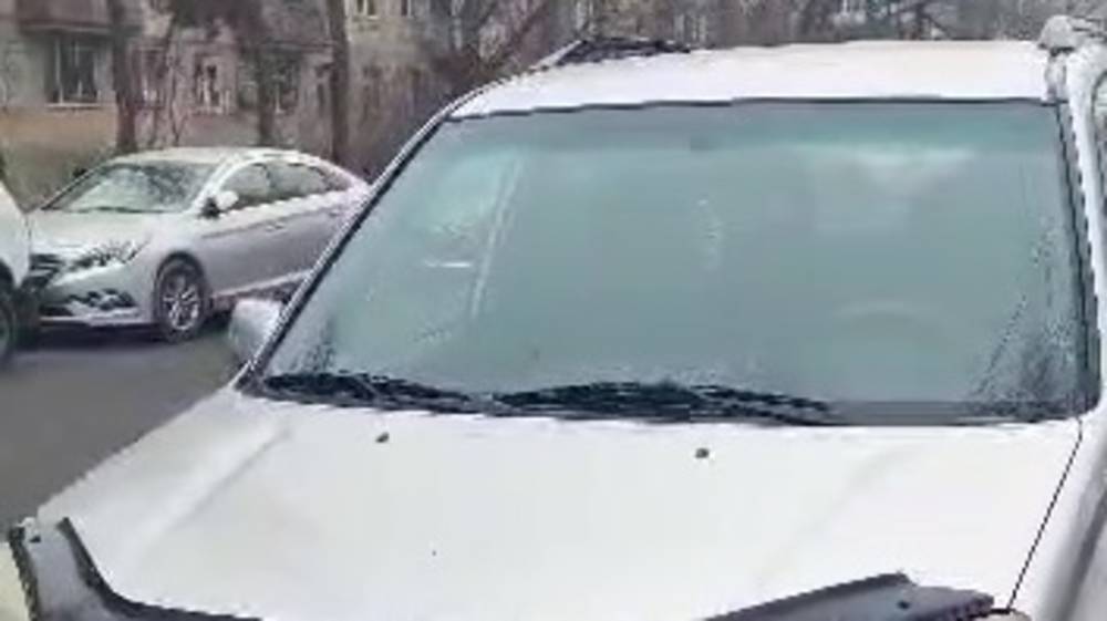 «Тойоту» припарковали вторым рядом, заблокировав другие авто. Видео