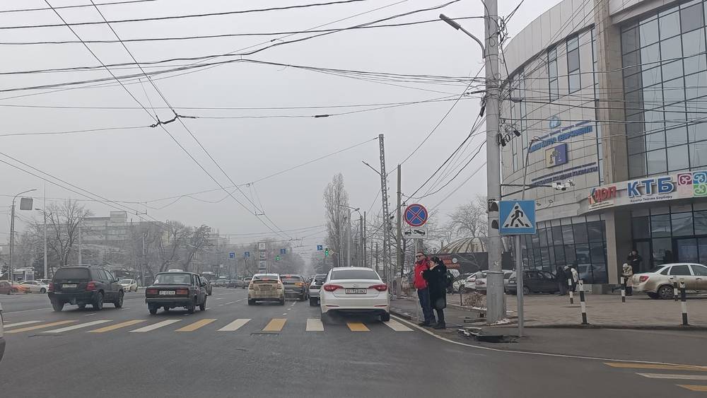 Возле ЦОНа на Жибек Жолу паркуются в неположенном месте. Фото горожанина