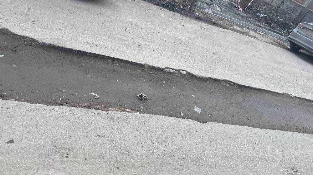 Возле Дворца спорта перекопали асфальт, но не восстановили. Фото