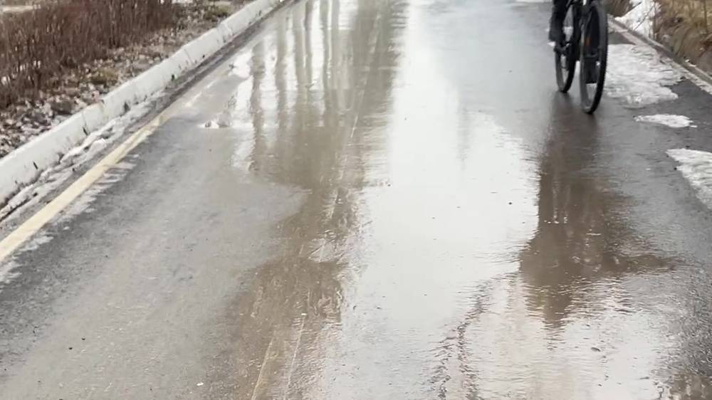 Тротуар на Южной магистрали заливает водой. Видео