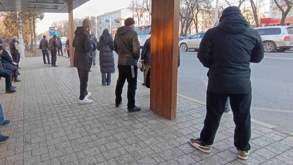 Много людей на остановке на Айтматова ждут автобус №55. Фото