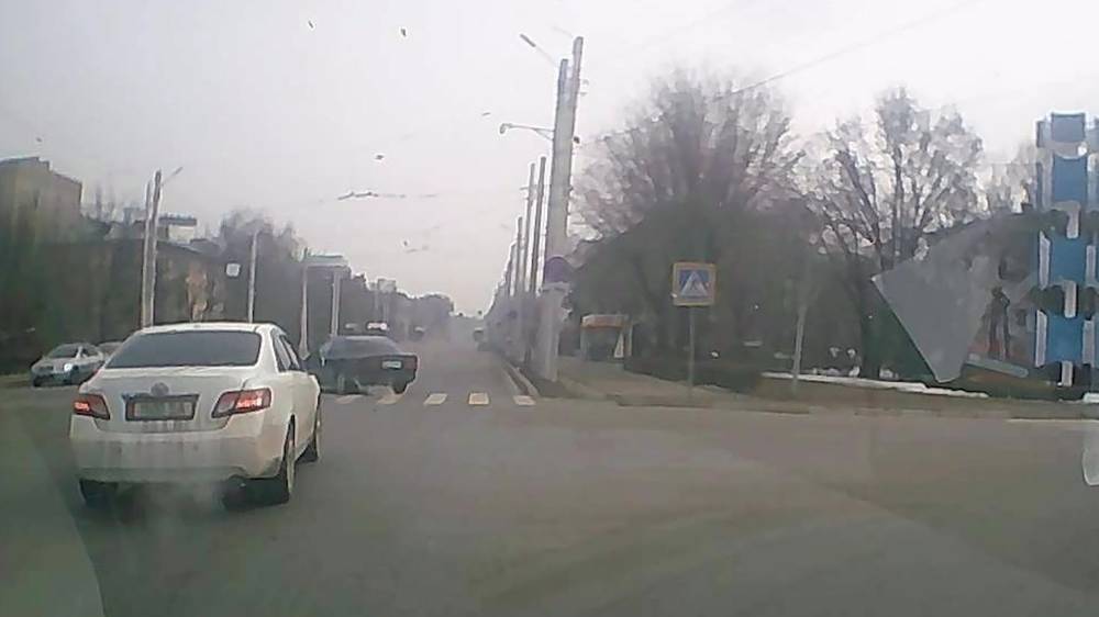 «Камри» проехал на красный на Ахунбаева. Видео