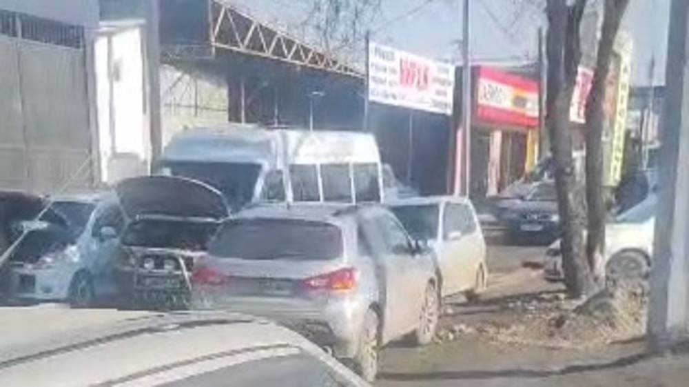 Тротуар по Дэн Сяопина снова заставлен машинами. Видео горожанина