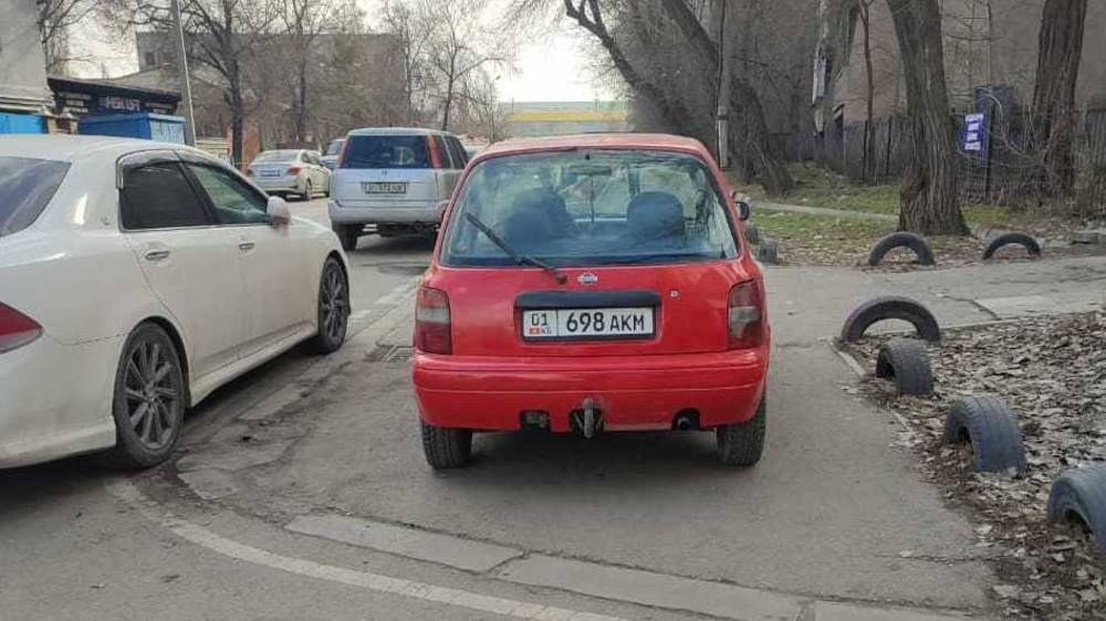 «Ниссан» припарковали на тротуаре. Фото
