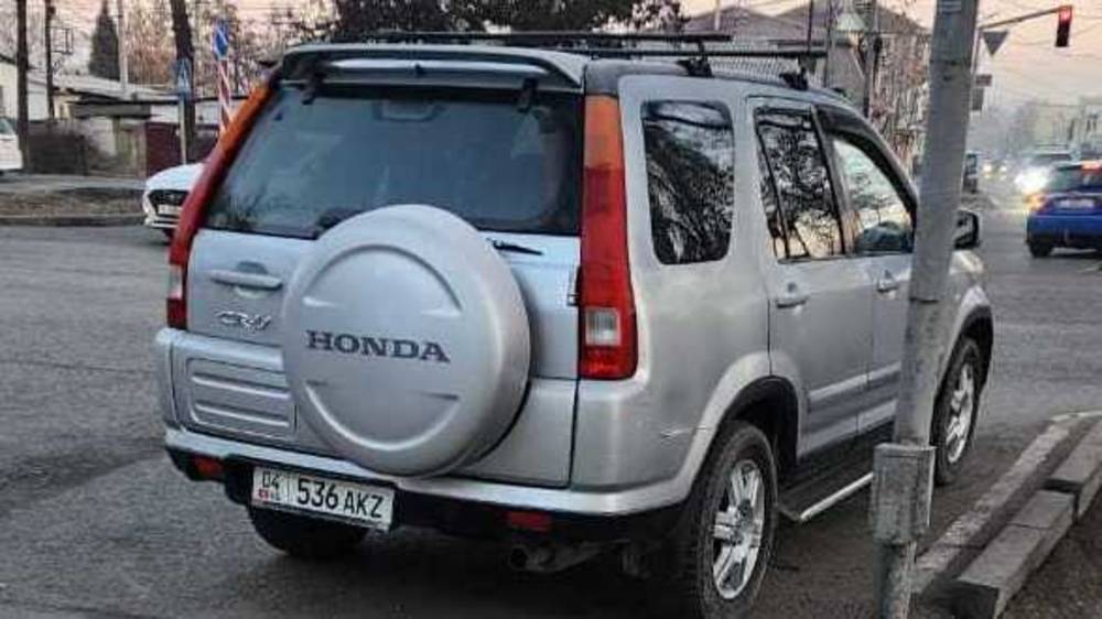 «Хонда CR-V» стоит под светофором. Фото горожанина
