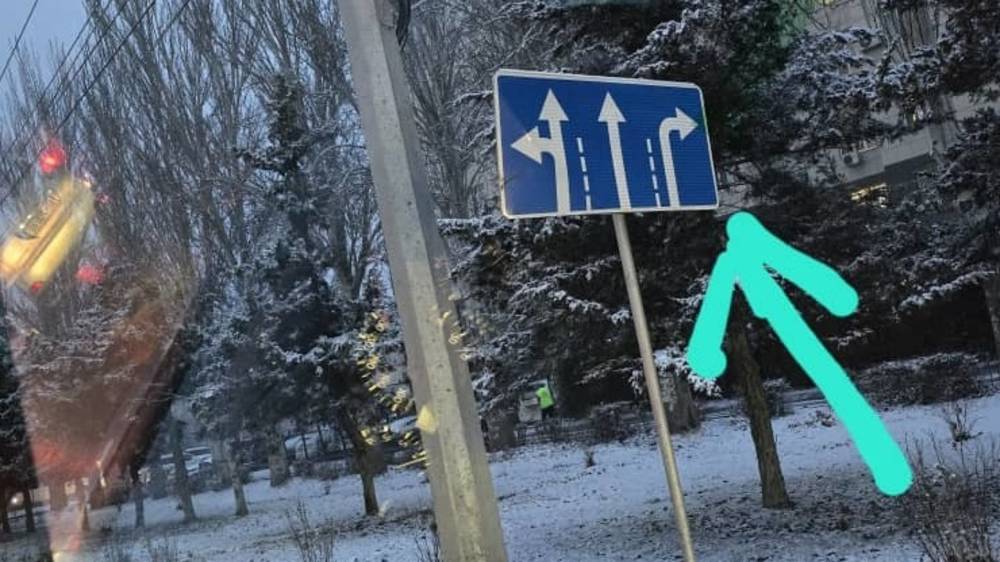 Водитель считает знак на Токомбаева некорректным и просит его заменить. Фото