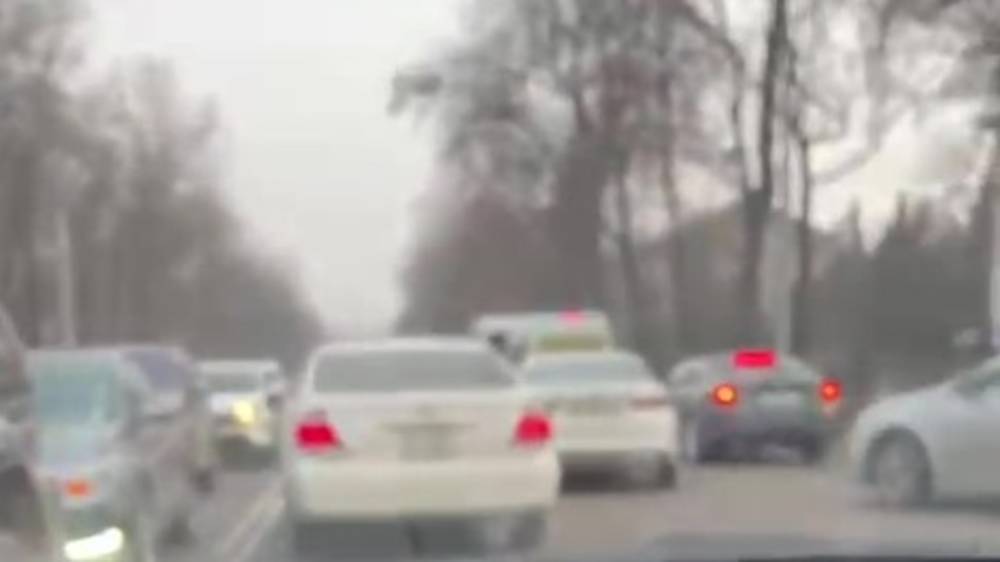 Водитель жалуется на пробку на Айтматова. Видео