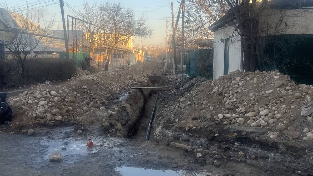 На Матыева перерыли дорогу и не поставили ограждений. Фото и видео