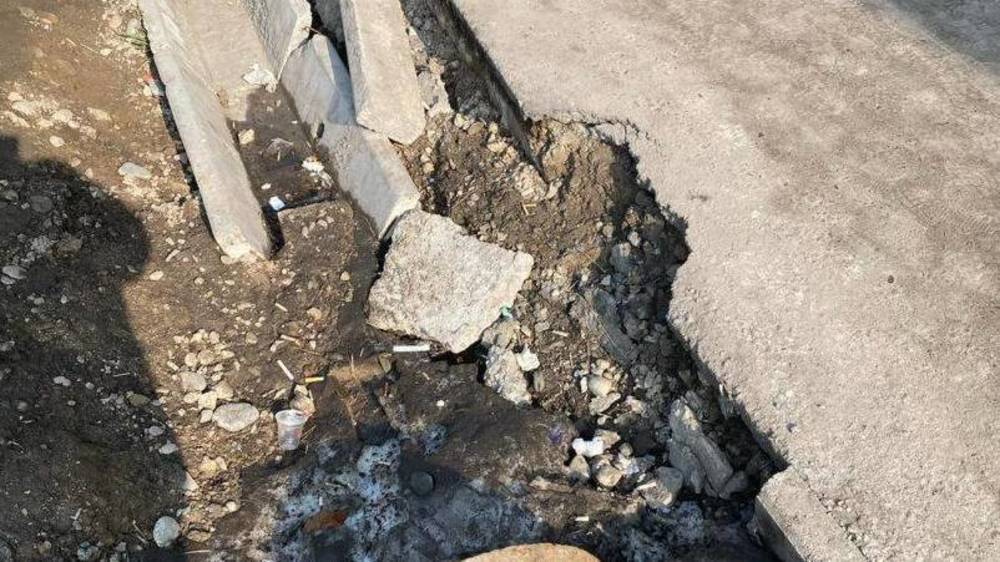 Новый тротуар на ул.Суюмбаева уже разрушается. Фото