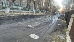 Дорога возле школы №46 в грязи и в лужах. Фото