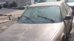 Возле кинотеатра «Октябрь» стоит брошенная «Ауди». Фото