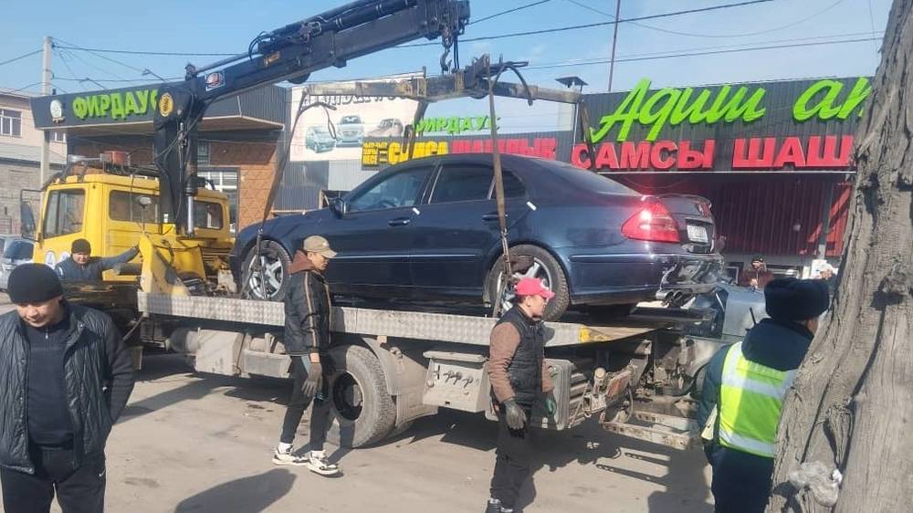 Тротуар на Дэн Сяопина заставили машинами: УПСМ эвакуировало 7 авто. Видео и фото