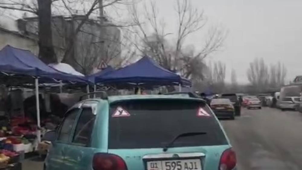 Законно ли на Токтогула на Ошском рынке поставили палатки и продают фрукты? Видео горожанина