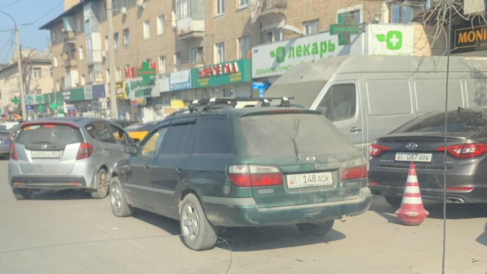 «Парковочный апокалипсис» в районе Ошского рынка. Фото горожанина