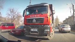 «Хово» ехал по встречке на Льва Толстого. Водитель решил проучить его и не пропустил. Видео