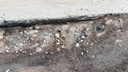 Дорогу возле Дворца спорта перекопали, яма все глубже и глубже. Видео