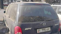 Брошенный автомобиль на Молодой Гвардии не могут эвакуировать. В УПСМ рассказали почему