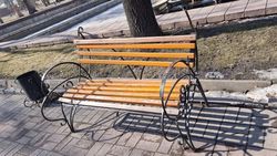 В Дубовом парке погнуты некоторые скамейки. Фото