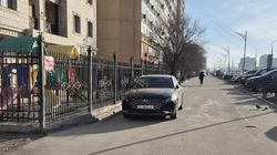 Водитель «Хендай» сделал себе парковку на тротуаре по Южной магистрали. Фото