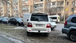 «Крузак» стоит в зеленой зоне. Фото