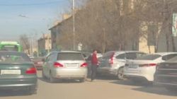 Парковка вторым рядом на Ошском рынке. Видео