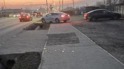 Тротуар на Ахунбаева перекопали, но не восстановили. Фото